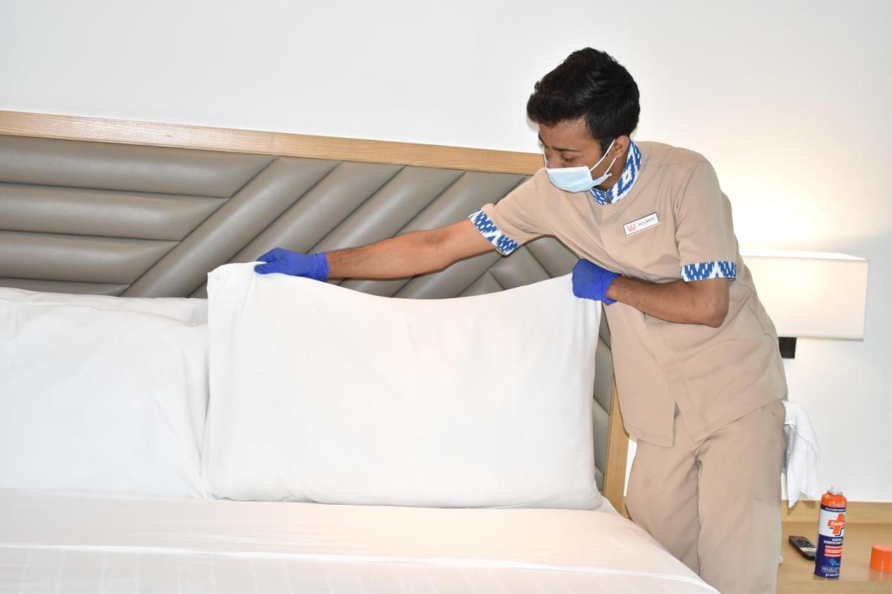 Welcomhotel By Itc Hotels, Racecourse, Coimbatore Exteriör bild A housekeeper making a bed
