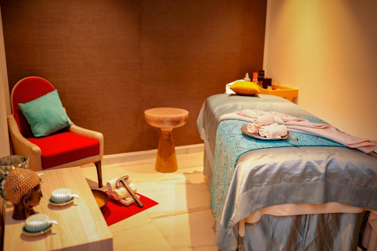 Welcomhotel By Itc Hotels, Racecourse, Coimbatore Exteriör bild A massage bed