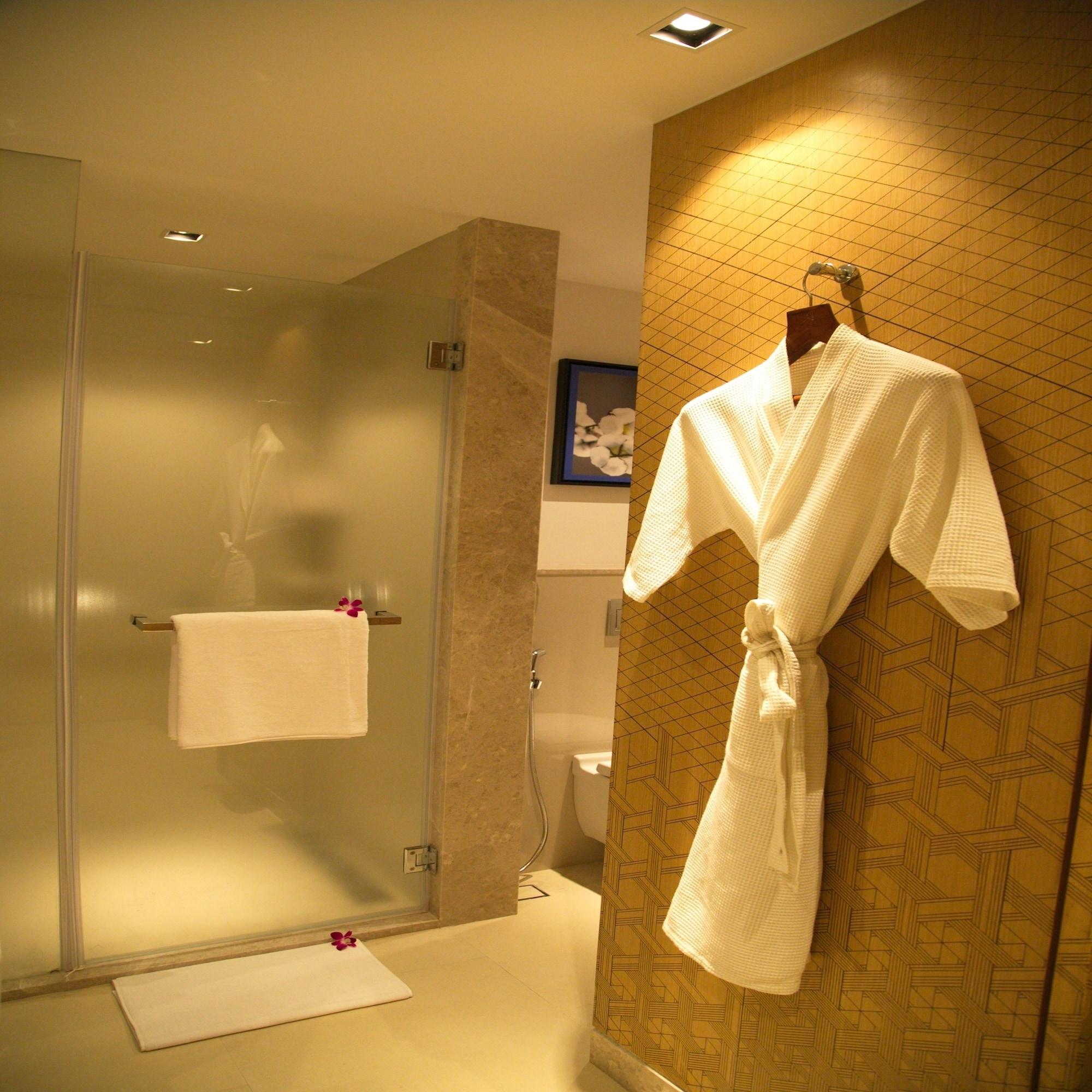 Welcomhotel By Itc Hotels, Racecourse, Coimbatore Exteriör bild A bathrobe hanging on a wall
