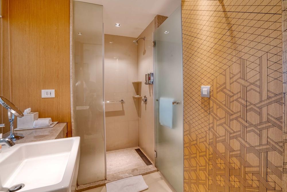 Welcomhotel By Itc Hotels, Racecourse, Coimbatore Exteriör bild A shower cubicle